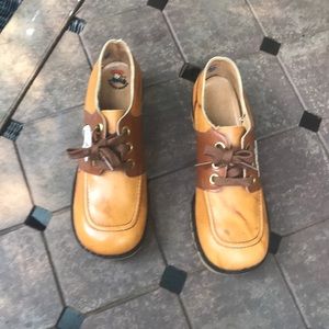 Great looking Buster Brown shoes, two toned leathe